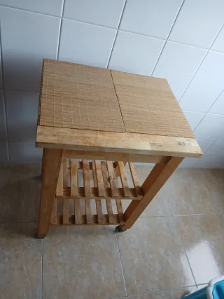 Mesa auxiliar cocina madera con ruedas.