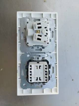 Interruptor y enchufe BJC blanco