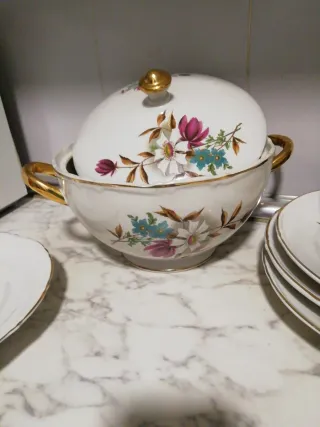 Vajilla antigua floral dorada