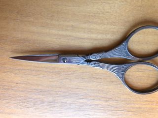 Vecchie forbici piccole manici decorati