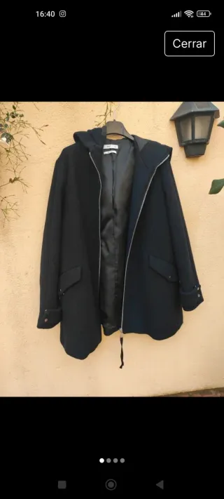 Parka negra con capucha