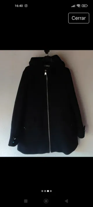 Parka negra con capucha