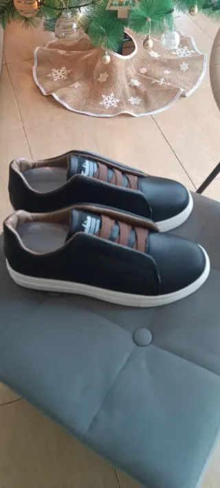 Zapatillas negras y marrones