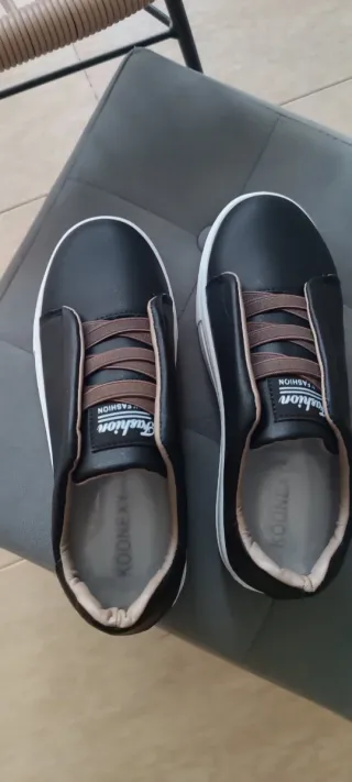 Zapatillas negras y marrones