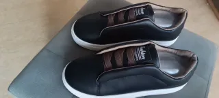 Zapatillas negras y marrones