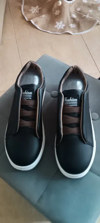 Zapatillas negras y marrones