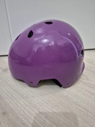 Casco morado para patines