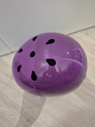 Casco morado para patines