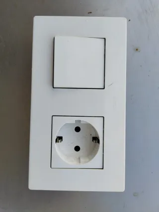 Interruptor y enchufe Simon blanco