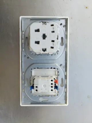 Interruptor y enchufe Simon blanco