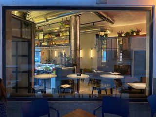 Mesas altas de hierro forja y mármol