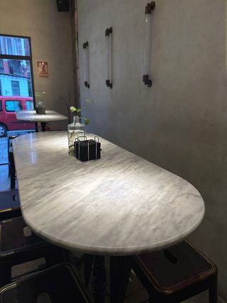 Mesas altas de hierro forja y mármol