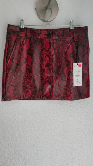 Falda roja animal print serpiente