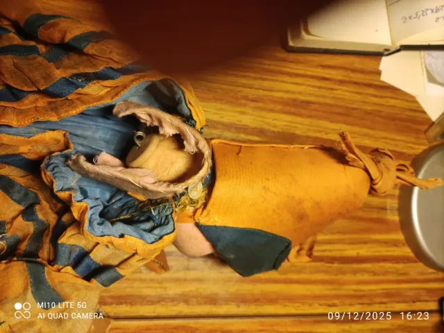 Muñeca antigua de porcelana