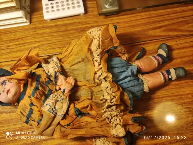 Muñeca antigua de porcelana