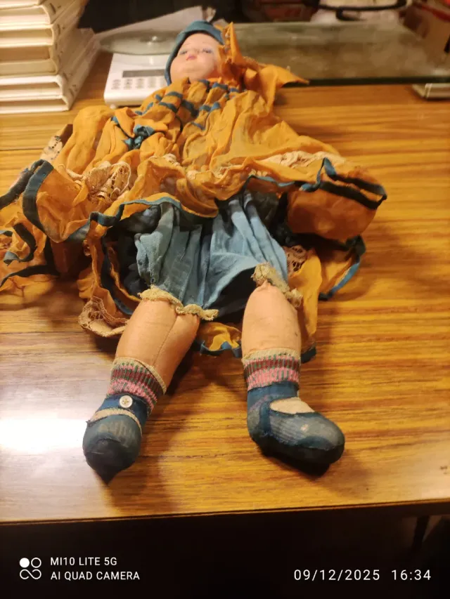 Muñeca antigua de porcelana