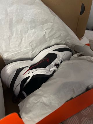 Zapatillas Nike Air Monarch Blancas y Negras