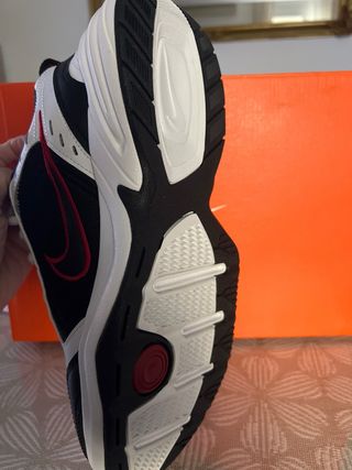 Zapatillas Nike Air Monarch Blancas y Negras