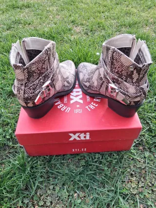 Botines efecto piel serpiente