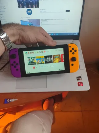 Nintendo Switch Morado y Amarillo
