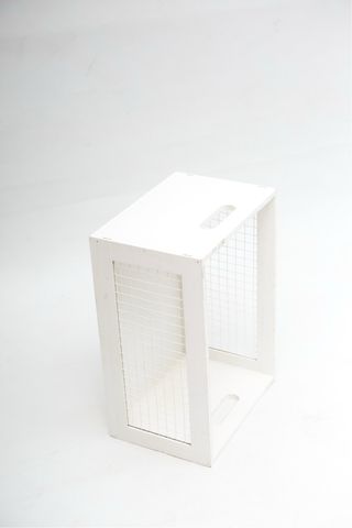 Caja blanca de madera con rejilla