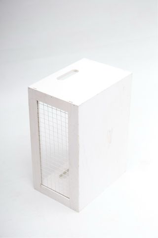 Caja blanca de madera con rejilla