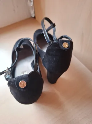 Zapatos negros tacón T-Strap