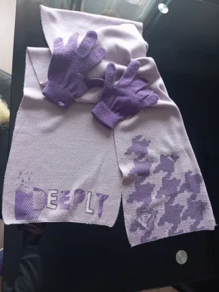 Conjunto bufanda y guantes morados