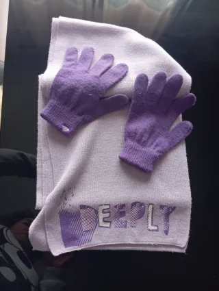 Conjunto bufanda y guantes morados