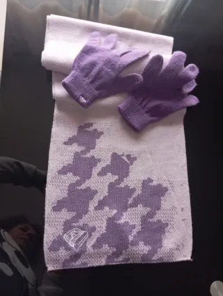 Conjunto bufanda y guantes morados
