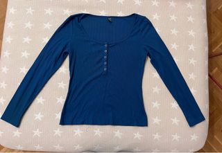 Camiseta azul manga larga con botones