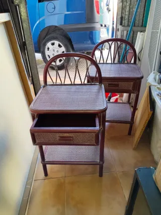 Mesitas de noche de ratán y madera