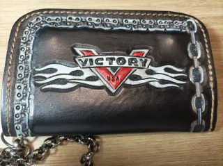 Cartera motera cuero Victory con cadena.