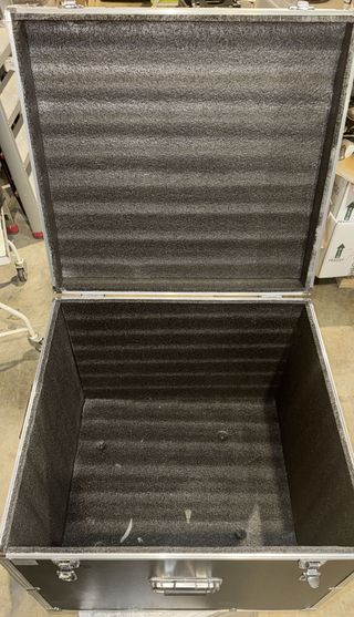 Baúl transporte negro madera y aluminio