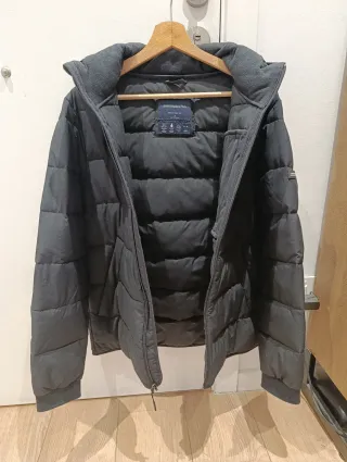 Chaqueta negra con capucha