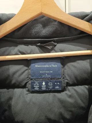 Chaqueta negra con capucha