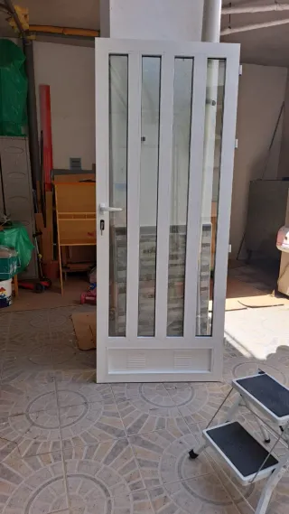Puerta blanca con cristal