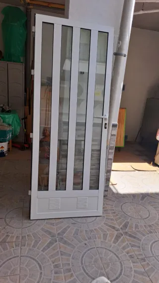 Puerta blanca con cristal