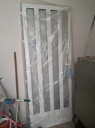 Puerta blanca con cristal