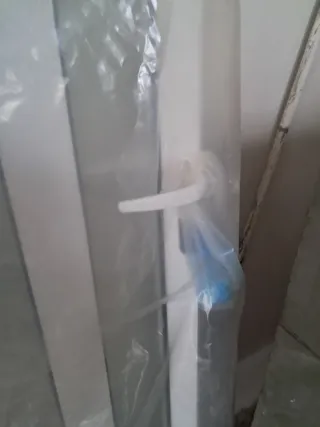 Puerta blanca con cristal