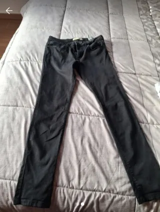 Pantalón negro vaquero