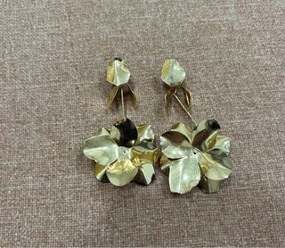 Pendientes dorados con diseño de flor