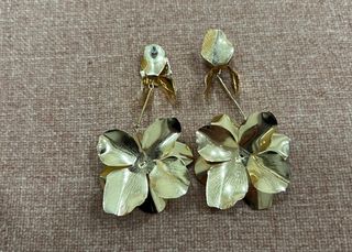 Pendientes dorados con diseño de flor