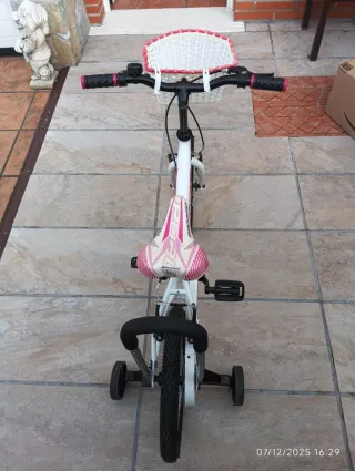 Bicicleta infantil 16' con ruedines