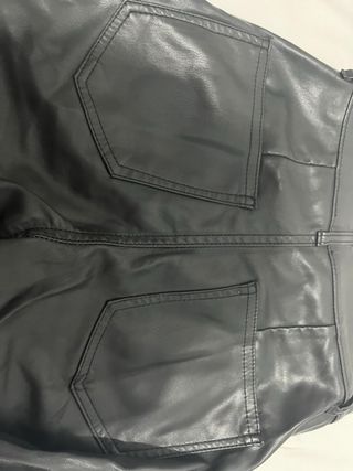 Pantalón de piel negro