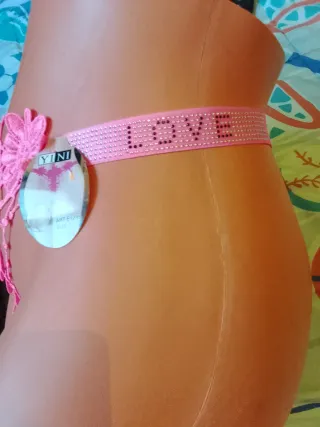 Tanga sexy fucsia con perlas