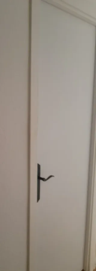 Puerta blanca con manilla negra