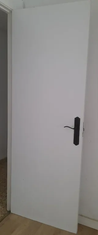 Puerta blanca con manilla negra