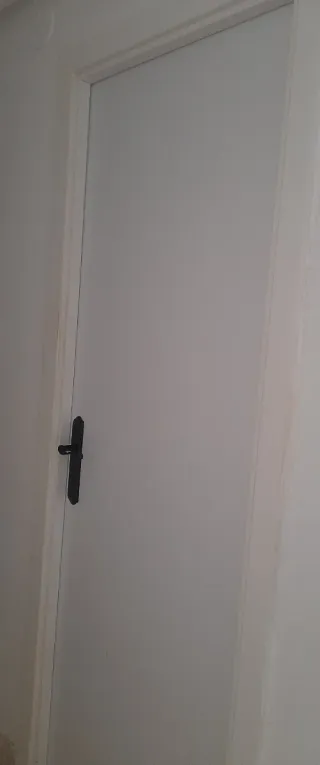 Puerta blanca con manilla negra