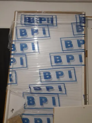 Puerta blanca con manilla negra